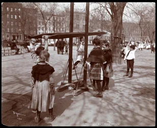Vue des enfants jouant sur les équipements de terrain de jeu à Tompkins Square Park, le Jour de l